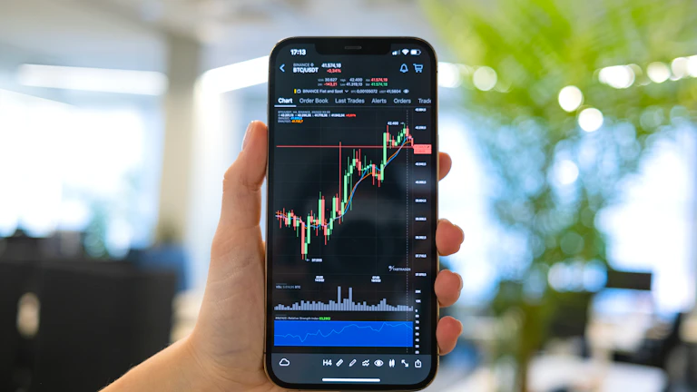 코인베이스 월렛 스마트 지갑, 가스비 대납 완전 정복! 수수료 부담 없이 디파이 즐기는 비밀 10 암호화폐 앱이 있는 휴대폰을 든 손