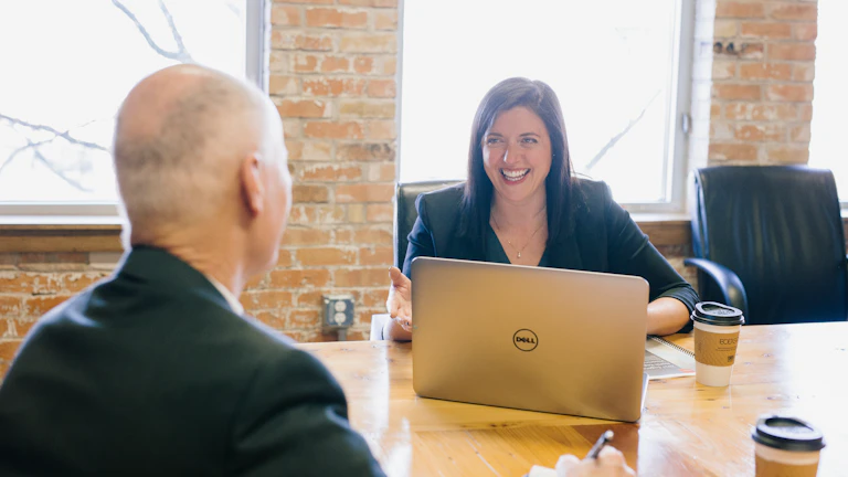 컴퓨터 앞에서 미소 짓는 행복한 투자자