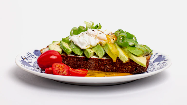 뇌 건강에 좋은 신선한 샐러드와 견과류 식단