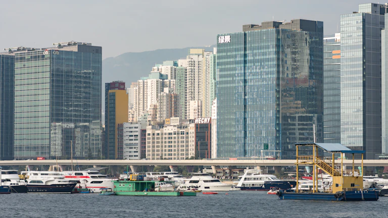 홍콩 스카이라인과 블록체인 기술을 상징하는 이미지