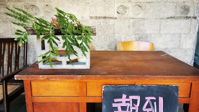 CME 비트코인 선물 갭, 수익을 극대화하는 매매 전략 및 실전 활용 가이드 10 기관 투자자들이 비트코인 선물 차트를 분석하는 모습