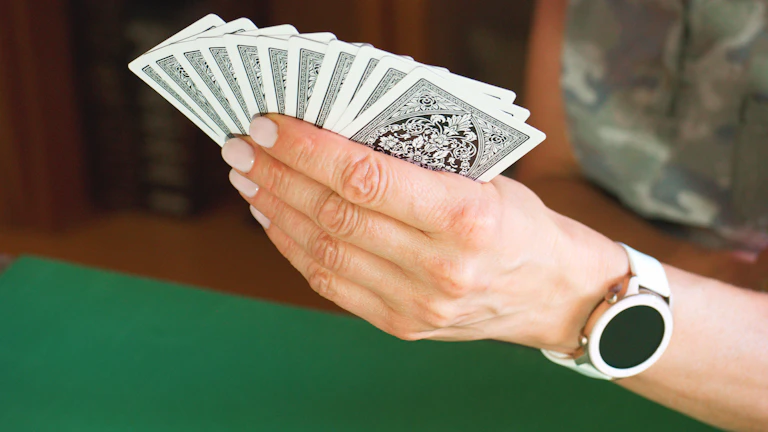 투자자가 코인을 들고 있는 모습