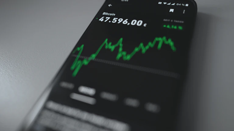 마운트곡스 비트코인 상환 물량, 시장에 미칠 충격과 투자 전략 완벽 분석 10 시장 동향을 논의하는 투자자들