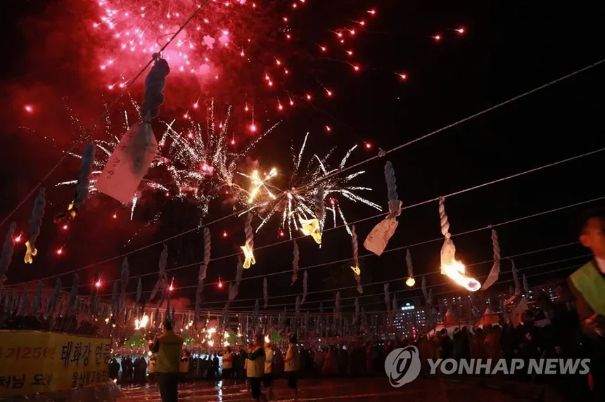 가족 단위 축제 관람
