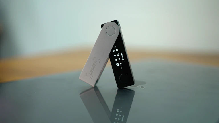 하드웨어 월렛 렛저(Ledger) 배터리 문제, 펌웨어 업데이트로 해결하는 완벽 가이드 10 렛저 나노 X 배터리 교체 (참고 이미지)