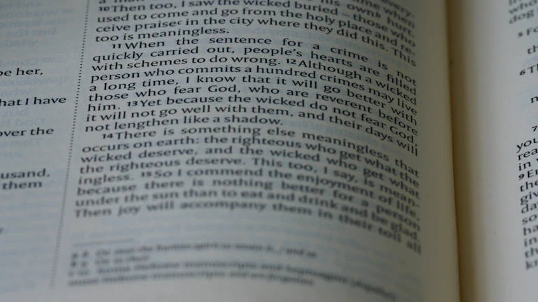 비트피넥스 테더 이슈, 지급 준비금 논란의 모든 것: 암호화폐 시장의 신뢰를 뒤흔든 사건 9 법적 문서를 검토하는 모습