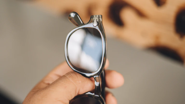 데이터 위를 비추는 돋보기 이미지