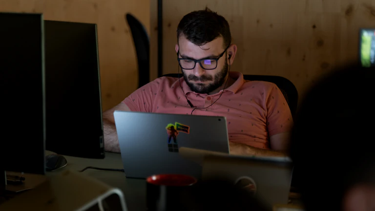 점프 트레이딩 크립토 사업 축소 영향, 암호화폐 시장의 미래를 뒤흔들 중대 분석 9 여러 모니터를 보고 있는 사람