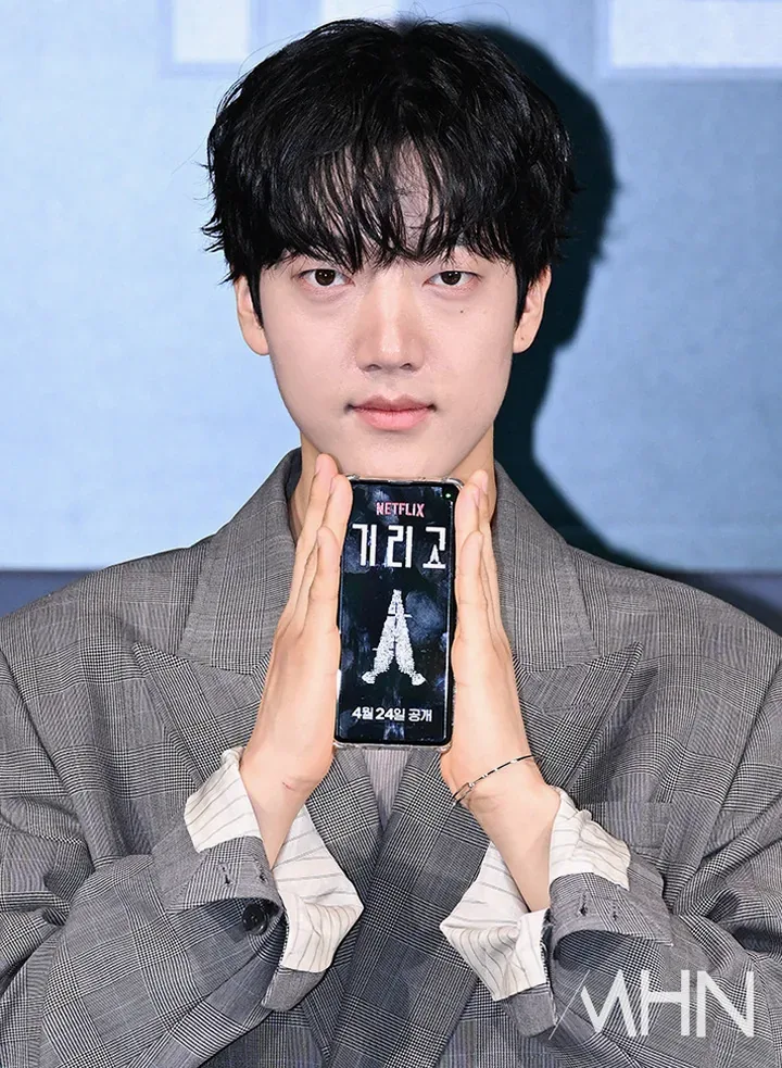호러 분위기의 스마트폰 앱 콘셉트 이미지