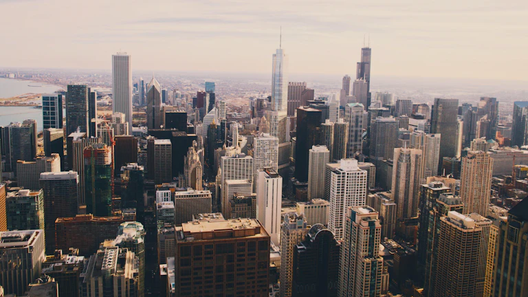 비트코인 고점과 저점 정확히 포착하는 실전 전략 10 Score를 이해하기 위해서는 먼저 두 가지 기초 개념인 시가총액(Market Value)과 실현시가총액(Realized Value)을 알아야 합니다. 시가총액은 현재 시장 가격에 총 발행량을 곱한 수치이며, 실현시가총액은 각 비트코인이 마지막으로 거래된 시점의 가격을 합산한 수치입니다. 즉, 실현시가총액은 시장 참여자들의 평균 매수 원가라고 해석할 수 있습니다.