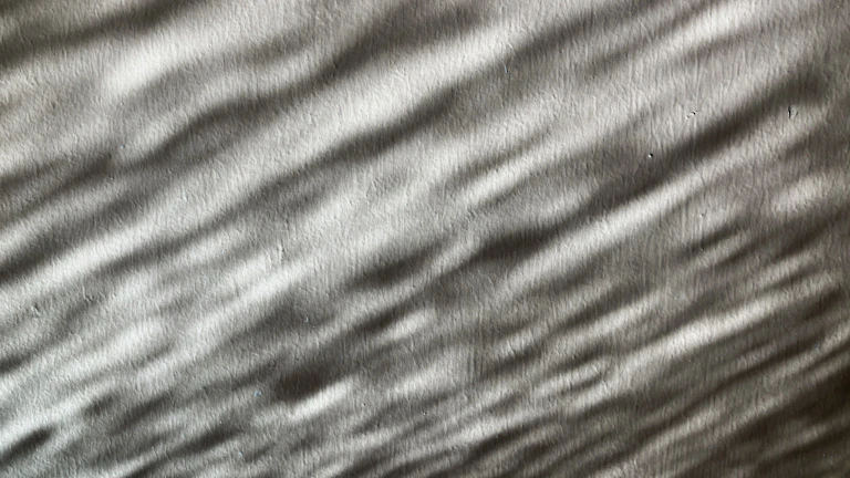 Score는 암호화폐 시장에서 비트코인의 가치를 평가하는 데 사용되는 중요한 온체인 분석 지표입니다. 이 지표는 비트코인의 시가총액(Market Capitalization)과 실현 시가총액(Realized Capitalization)의 비율을 기반으로 계산됩니다. 실현 시가총액은 비트코인이 마지막으로 이동했을 때의 가격을 기준으로 모든 코인의 총 가치를 합산한 것으로, 실제 거래가 이루어진 가격을 반영하여 시장의 평균 매수 단가를 보다 정확하게 나타냅니다. MVRV Z-Score는 이러한 두 지표 간의 관계를 통해 비트코인이 현재 고평가되었는지, 저평가되었는지를 파악하는 데 도움을 줍니다.