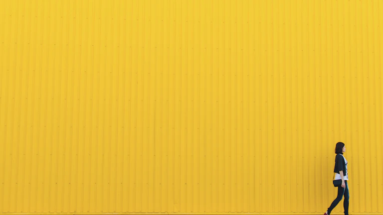 Score는 비트코인의 시가총액(Market Capitalization)과 실현 시가총액(Realized Capitalization)의 비율을 기반으로, 현재 시장이 과열되었는지 혹은 저평가되었는지를 판단하는 데 사용되는 지표입니다. 간단히 말해, MVRV Z-Score는 비트코인이 매수되었을 때의 평균 가격 대비 현재 가격의 상대적인 위치를 보여줍니다. 실현 시가총액은 모든 비트코인이 마지막으로 이동했을 때의 가격을 합산한 것으로, 시장 참여자들이 실제로 자금을 투입한 평균 가격을 반영합니다.