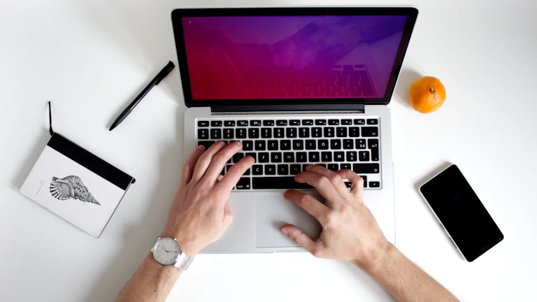 Score는 이 MVRV 비율의 통계적 표준 편차를 활용하여, 시장이 역사적으로 과매수 또는 과매도 상태에 있는지 판단하는 데 사용됩니다. 즉, MVRV 값이 평균에서 얼마나 떨어져 있는지를 보여주는 지표입니다. 이 지표는 일반적으로 세 가지 영역으로 나뉩니다: