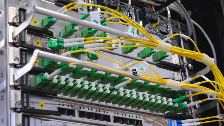 복잡하게 연결된 네트워크 인프라 데이터 시각화