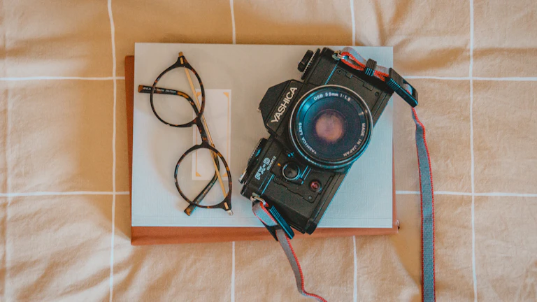 해외 거래소 신원 인증(KYC), 여권 사진 빛 반사 해결하고 한 번에 통과하는 완벽 가이드 9 여권 사진 촬영을 위해 조명을 조절하는 모습