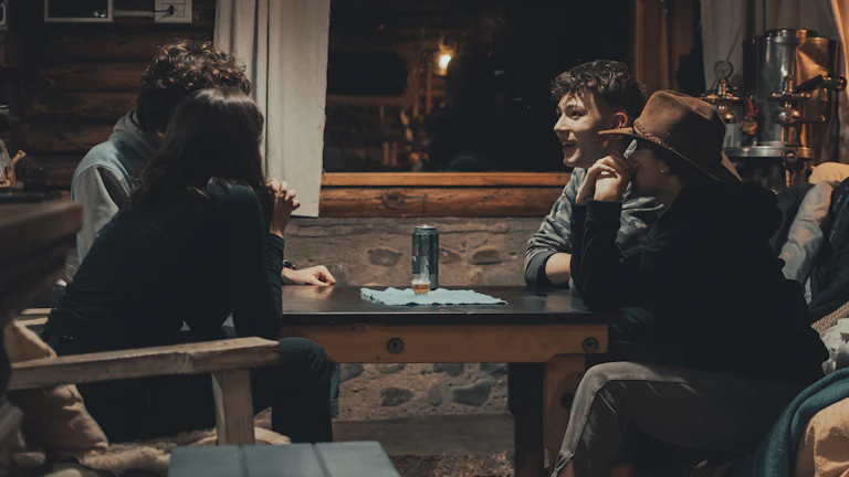 코인베이스 벤처스, 투자 포트폴리오로 보는 유망 코인 섹터 완벽 분석 9 암호화폐 시장의 동향을 논의하는 사람들