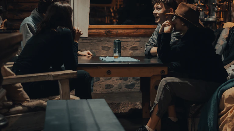 일론 머스크 트위터 알림 설정과 도지코인, 급등 랠리 놓치지 않는 투자 전략 12 암호화폐에 대해 토론하는 사람들