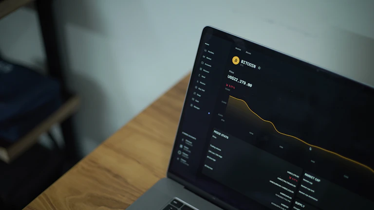 컴퓨터 화면에서 금융 차트를 논의하는 사람들