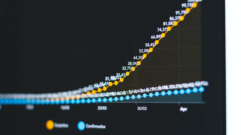 진지하게 주식 차트를 분석하는 사람들