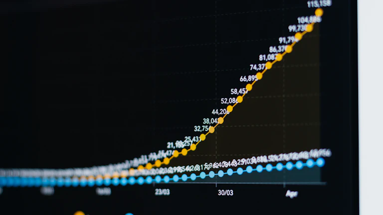 차트를 심각하게 바라보고 있는 사람들