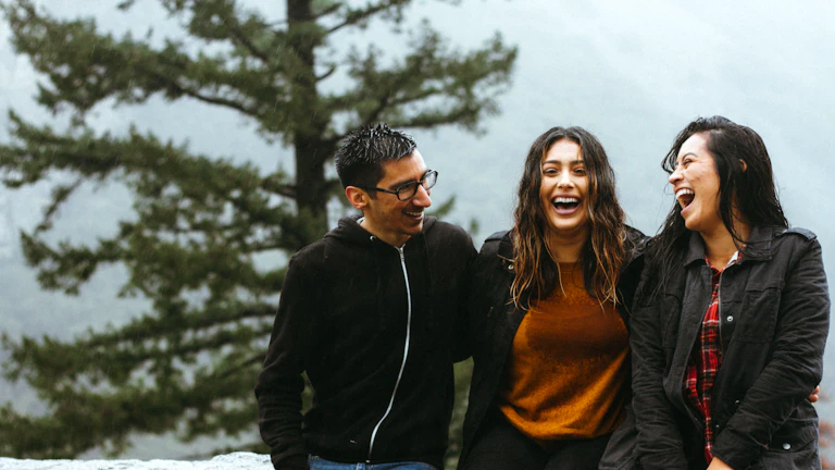 주식 차트를 보며 분석하는 사람들