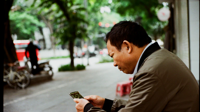 모바일 결제를 위해 스마트폰을 사용하는 사람들