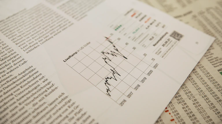 선물거래 펀딩비 매매로 2026년 매월 50만원 버는 법 9 차트를 분석하는 사람의 모습