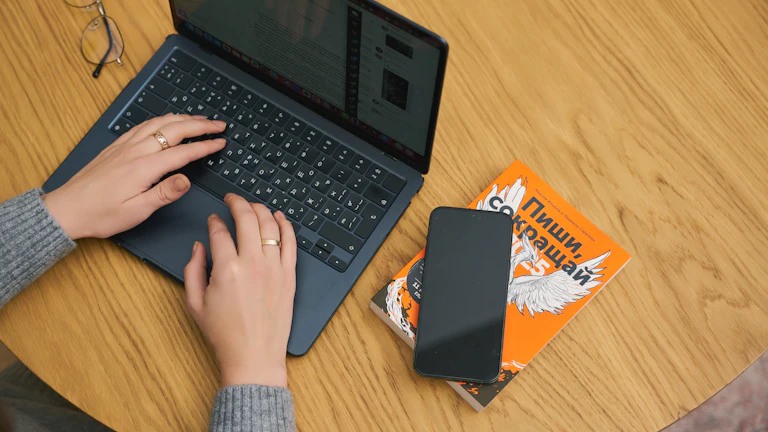 롱 숏 비율, 개미들의 함정을 피하고 큰 수익 내는 역발상 투자 전략 완벽 해부 13 노트북으로 데이터를 분석하는 사람