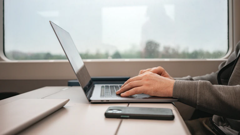 노트북을 배경으로 명상하는 사람