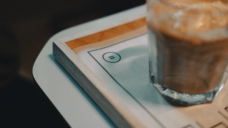 책을 읽으며 커피를 마시는 사람