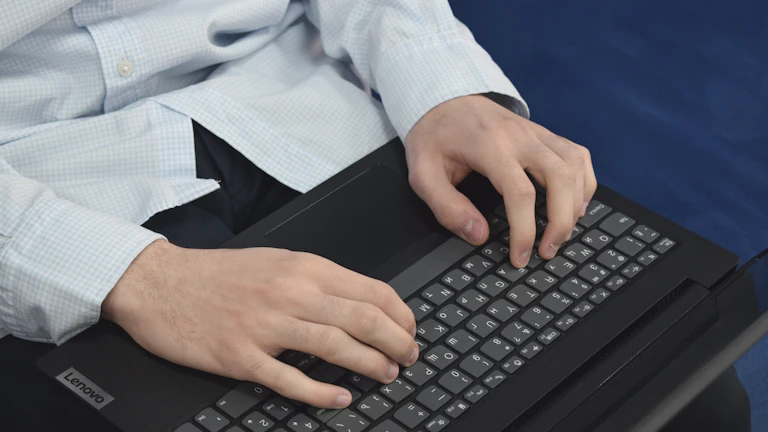 블로그로 코인 레퍼럴 수익 극대화시키는 5가지 핵심 노하우 10 노트북으로 글을 쓰는 사람