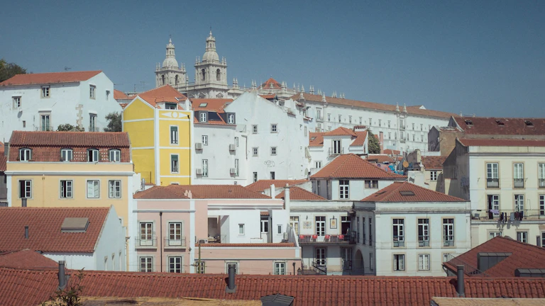 포르투갈 가상화폐 비과세 혜택, 이민 고려자를 위한 완벽 가이드 11 포르투갈의 아름다운 거리 풍경