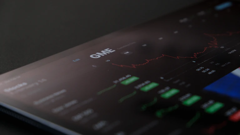 차트를 분석하는 전문 투자자