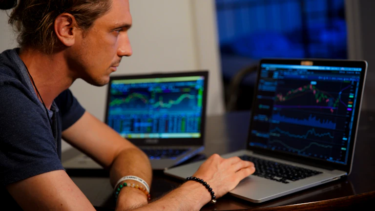 차트를 분석하는 전문 트레이더의 모습