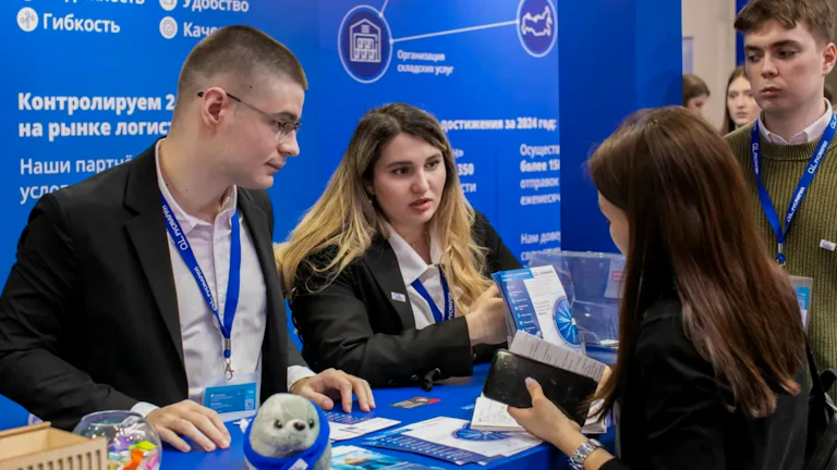 여러 대의 모니터에 오더플로우 툴을 띄워놓고 분석하는 전문가의 모습