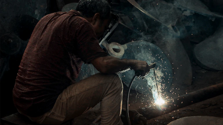 management-concept - 리스크 관리를 상징하는 저울