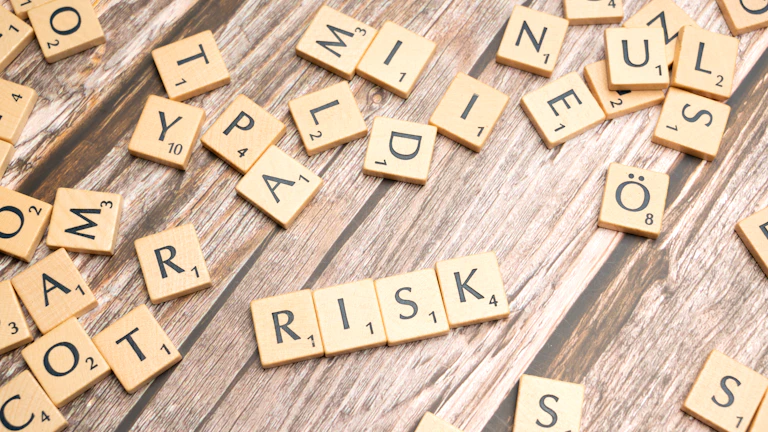 위험 관리 전략을 세우는 트레이더