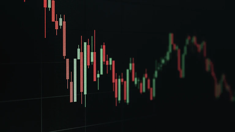 주식 차트를 분석하는 모습