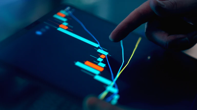 2026년 고배당주 투자, 잠자는 동안 월급 받는 평생 포트폴리오 구축 전략 완벽 가이드 9 주식 시장 차트를 분석하는 사람