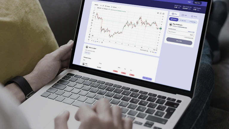 상승하는 차트와 매도 시점을 분석하는 투자자의 모습