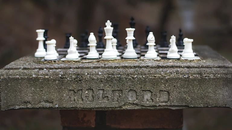 심각하게 생각하는 사람