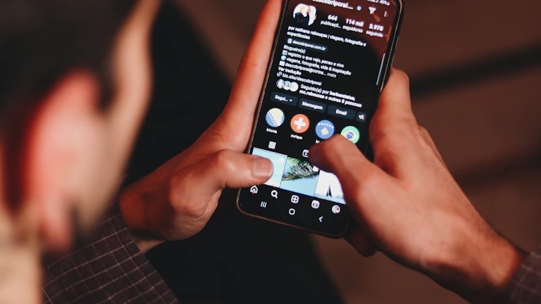 블로그 애드센스 수익 1000만원 달성, 2026년 최신 노하우와 전략 완벽 가이드 9 노트북 앞에 앉아 환하게 웃고 있는 성공한 블로거