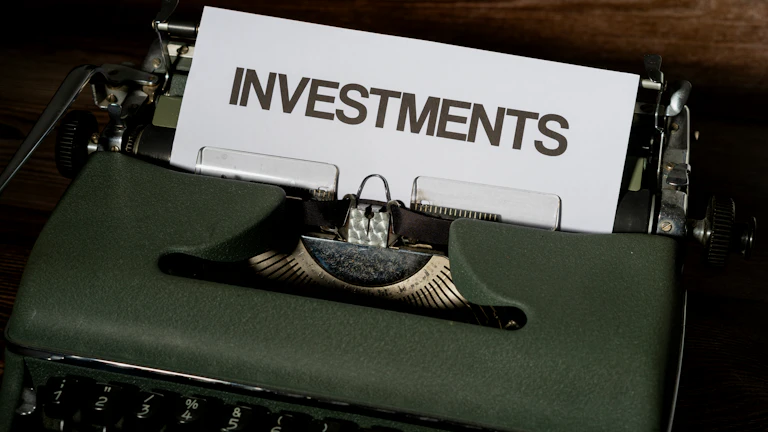 평온하게 투자 결과를 확인하며 미소 짓는 투자자