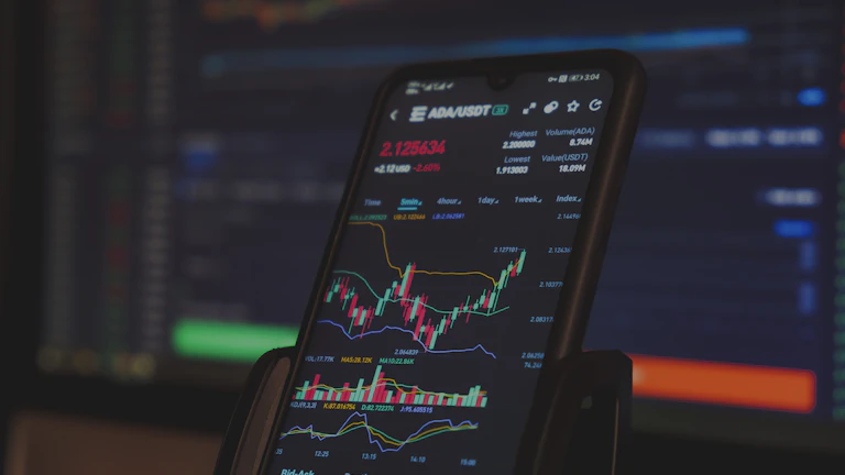 시장을 분석하며 미소 짓는 성공적인 트레이더