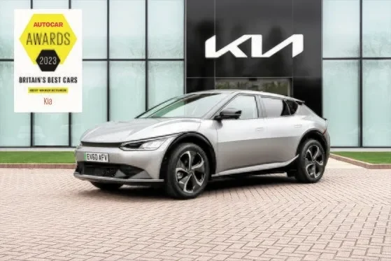 SUV 실내 공간 측정 장면