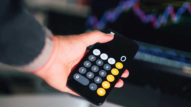 세금 서류와 계산기를 들고 있는 사람