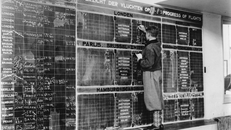 2026년 코인 투자 초심자를 위한 가장 현실적인 가이드와 실패하지 않는 매매 기법 추천 11 기술적 분석 차트를 보고 있는 사람