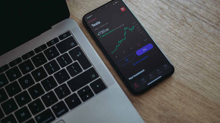 시장 데이터를 분석하는 전문 트레이더의 모습