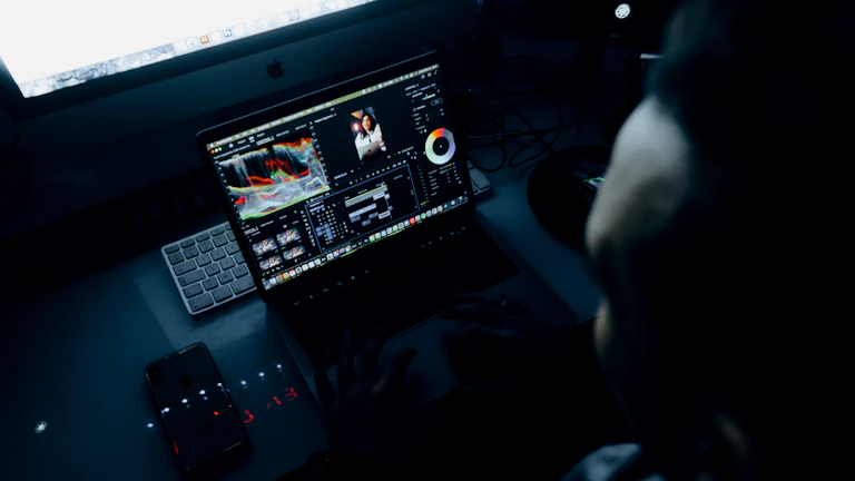 여러 모니터를 보며 분석하는 트레이더