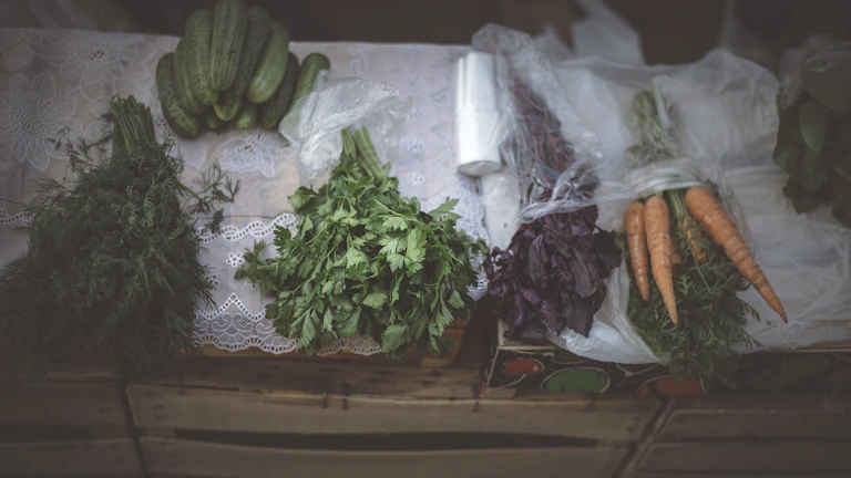 펀딩비, 역추세 매매 타이밍으로 수익 극대화하는 실전 전략 총정리 10 analyzing-charts - 차트를 분석하며 매매 타이밍을 잡는 트레이더